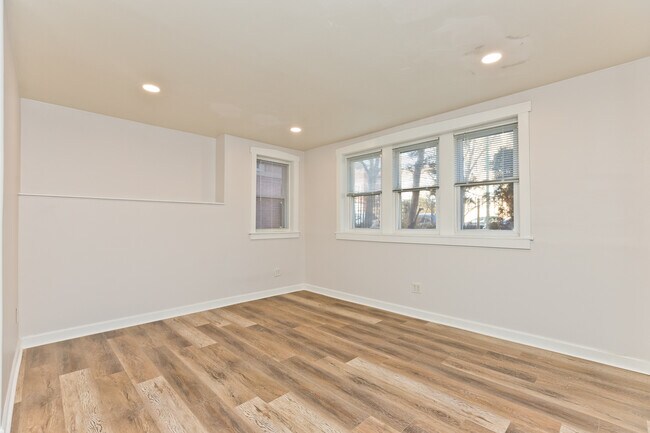 Building Photo - 1751 W North Shore Ave