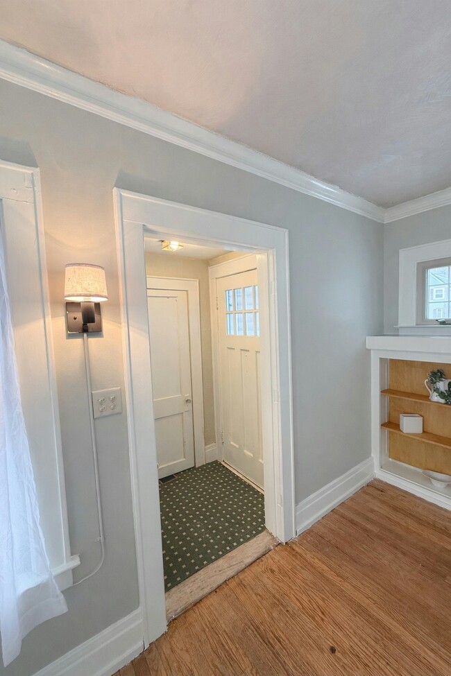 Building Photo - 721 Salt Springs Rd