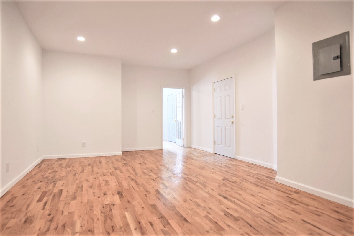 Primary Photo - 1123 Halsey St
