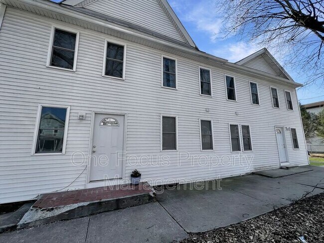 Building Photo - 482 W Main St