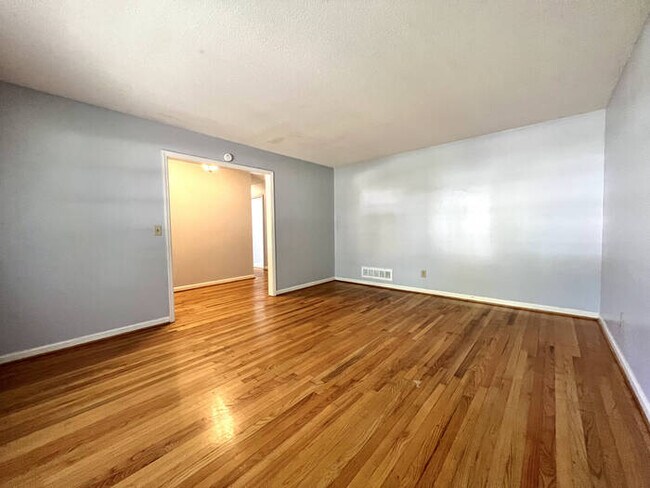 Building Photo - 212 Avery Lane