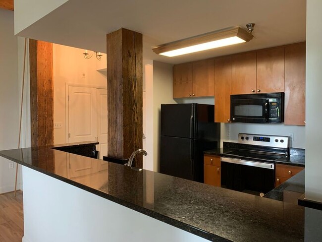 Building Photo - 251 Rocketts Way