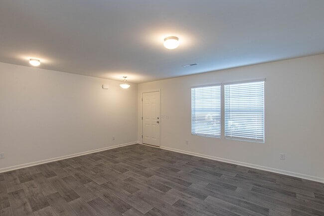 Building Photo - Beautiful 4BD/3BTH Single Family Home Minu...