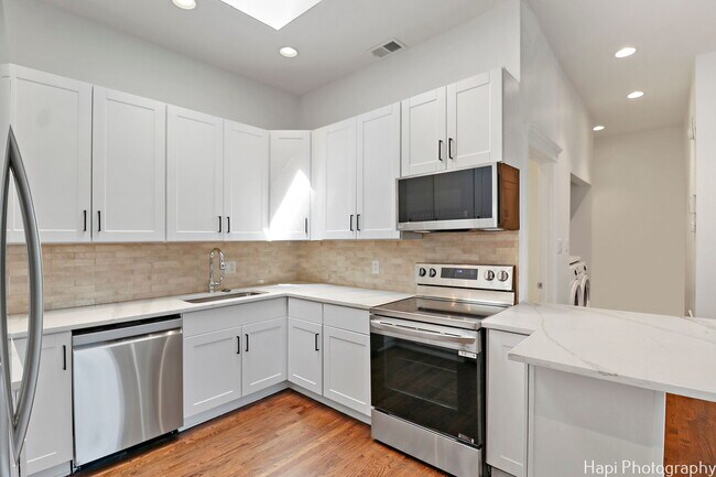 Kitchen - 6226 N Broadway St
