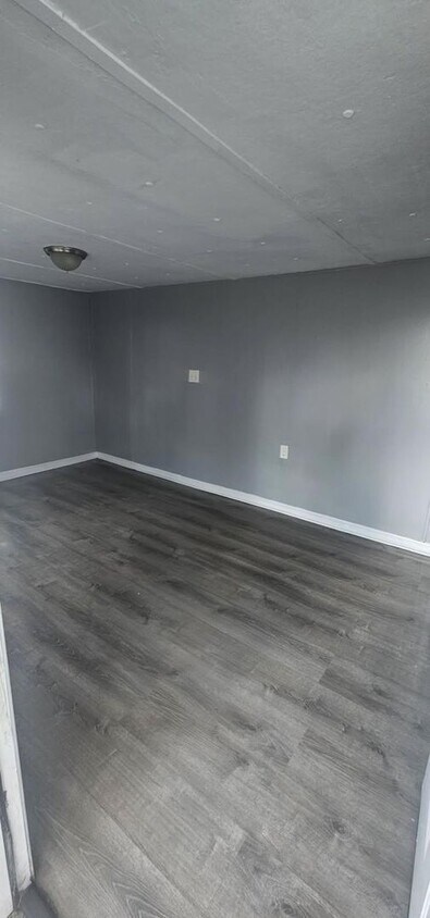 Building Photo - Two Bedroom One Bath Home