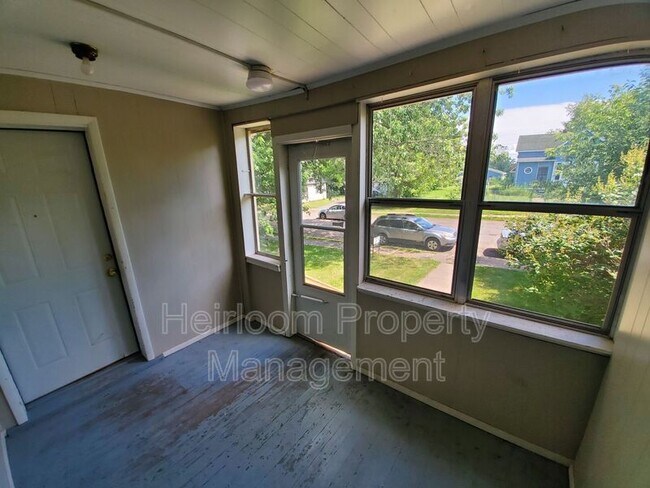 Foto del edificio - 621 E 10th St