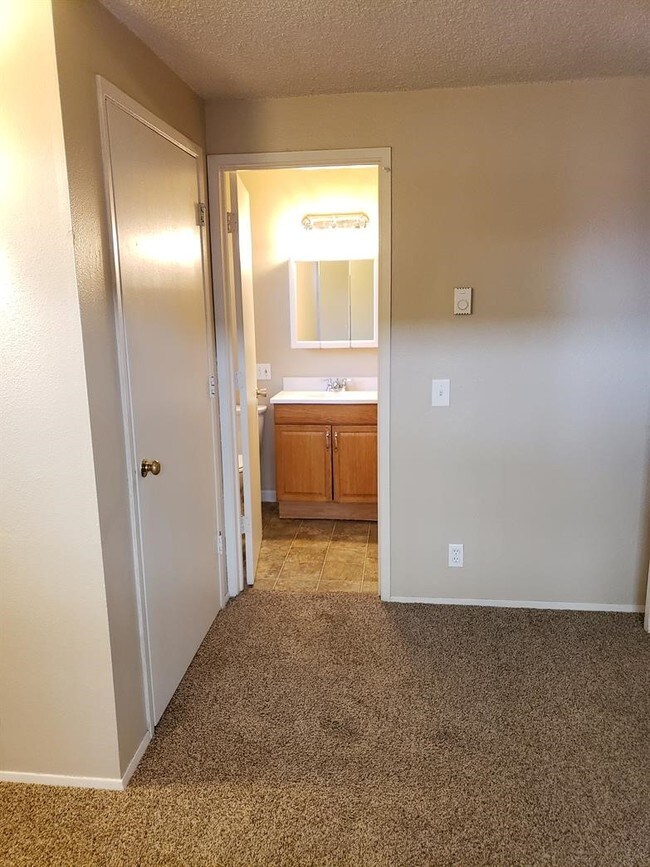 Building Photo - 528 Tyler St