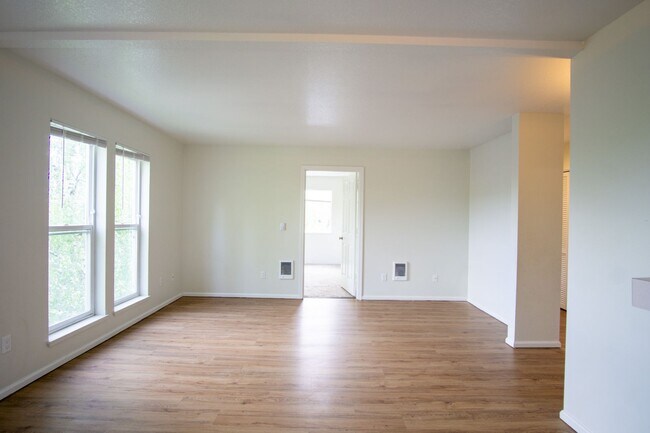 Foto del edificio - Bright & Spacious 2-Bed/2 Bath with W/D, D...