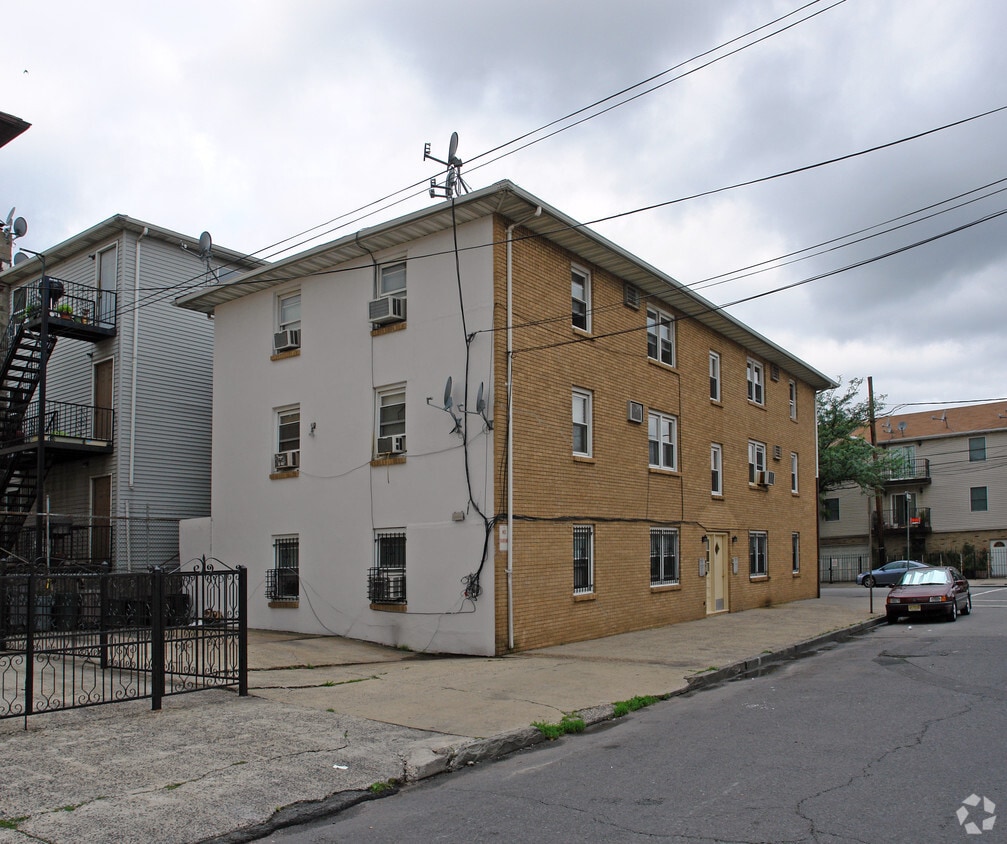 Building Photo - 33 Richards St