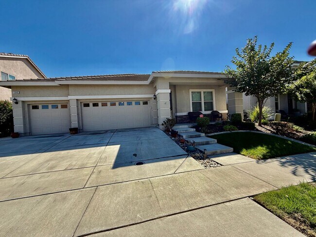Building Photo - Beautiful home is available NOW