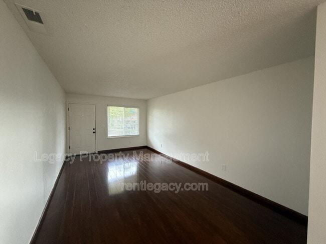 Building Photo - 2084 Quincy Ave