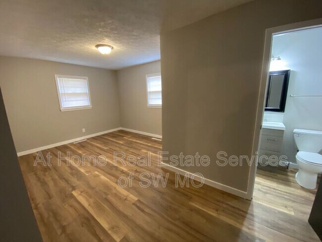 Building Photo - 1218 E Cambridge St