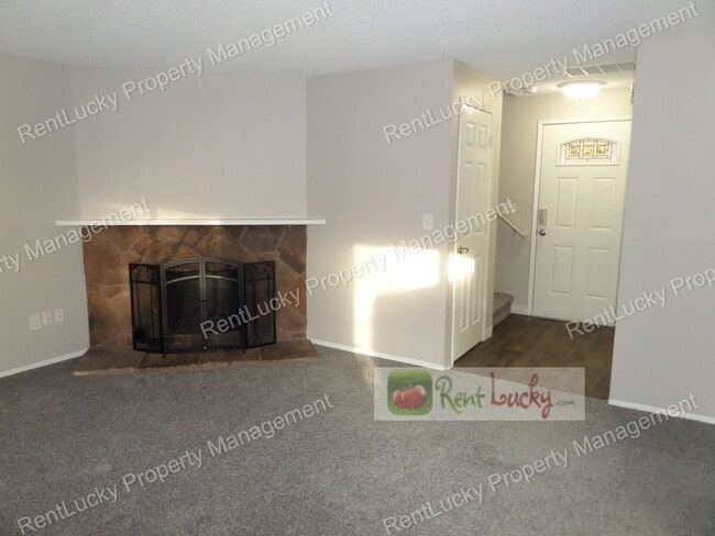 Building Photo - Freshly Updated 3-Bedroom Duplex w/Attache...