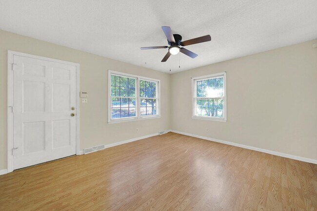 Foto del edificio - Charming Three Bed One and Half Bath Home ...