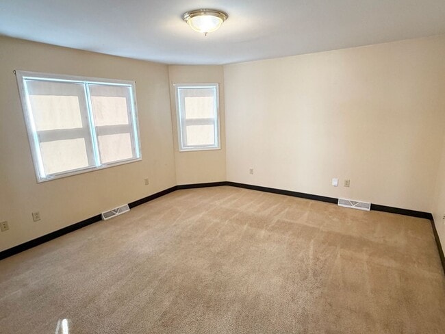 Building Photo - 3-Bedroom, 1-Bath Home with Off-Street Parking