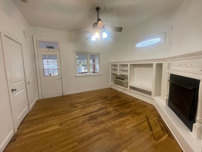 Building Photo - Recently Remodeled 1 Bedroom 1 Bathroom Bu...