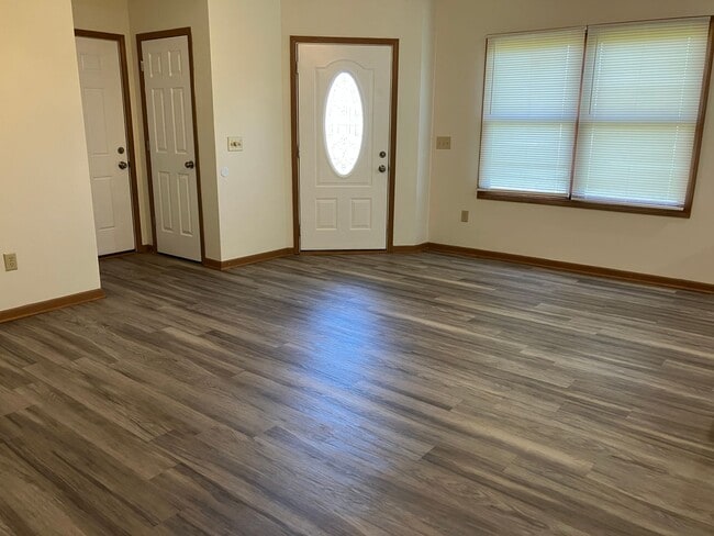 Building Photo - Black Friday Move-in Special! Up to $500 off!