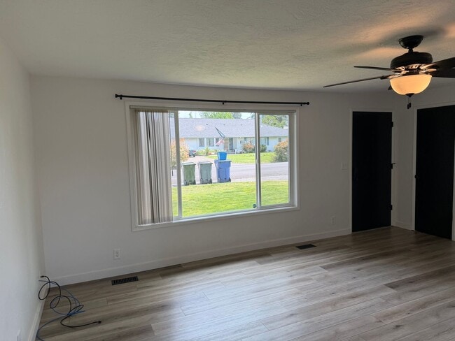 Building Photo - Updated 2 bedroom 1 bath duplex!