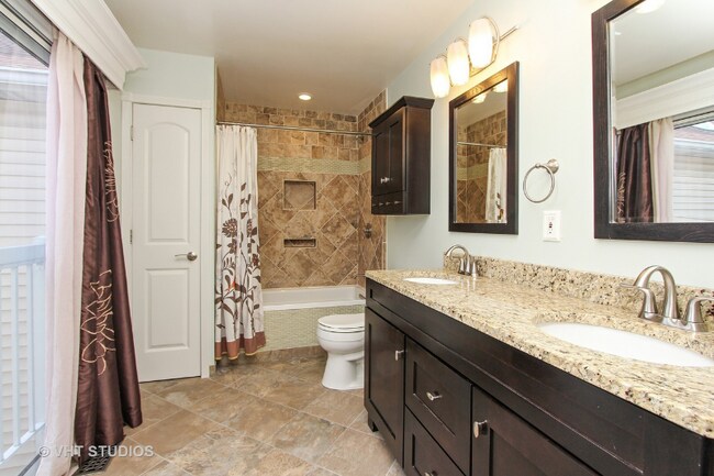 Building Photo - 385 Le Parc Cir