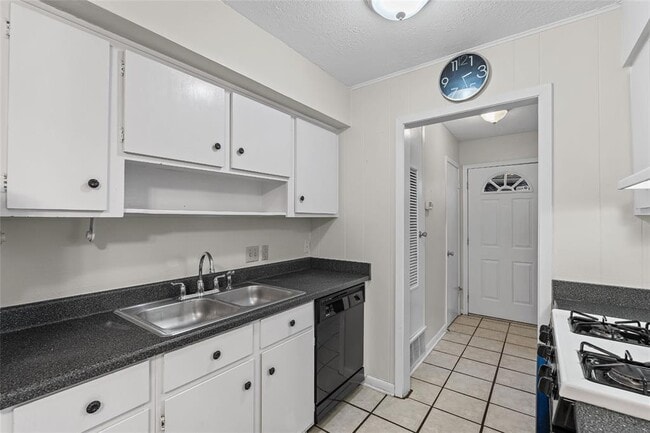 Building Photo - 2800 Westhill Dr
