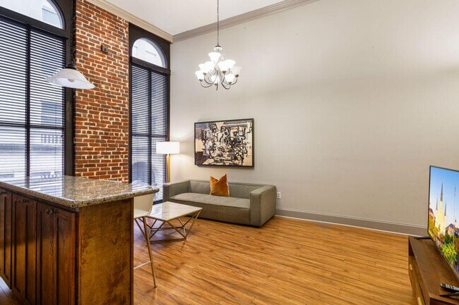 Building Photo - 300 Baronne St