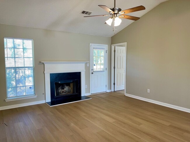 Building Photo - Remodeled  3 Bed/2 Bath Home in a Quiet bu...