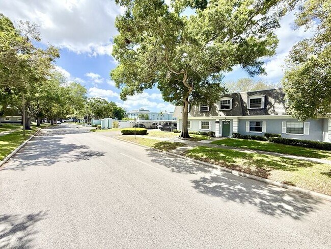 Building Photo - 1712 Belleair Forest Dr