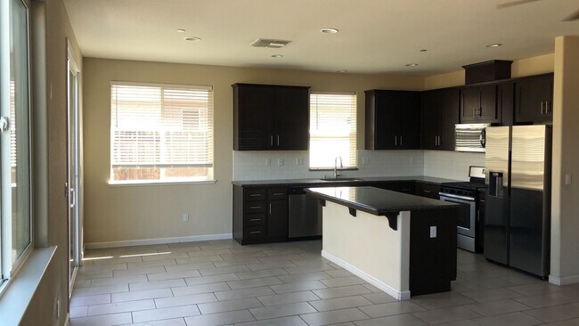 Foto del edificio - 4bd 2ba Home is located in the Desirable N...