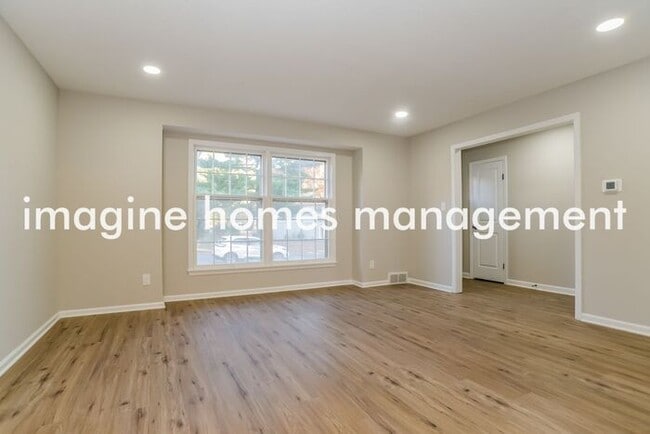 Building Photo - Beautiful 4 Bed 2.5 Bath Overland Park Home