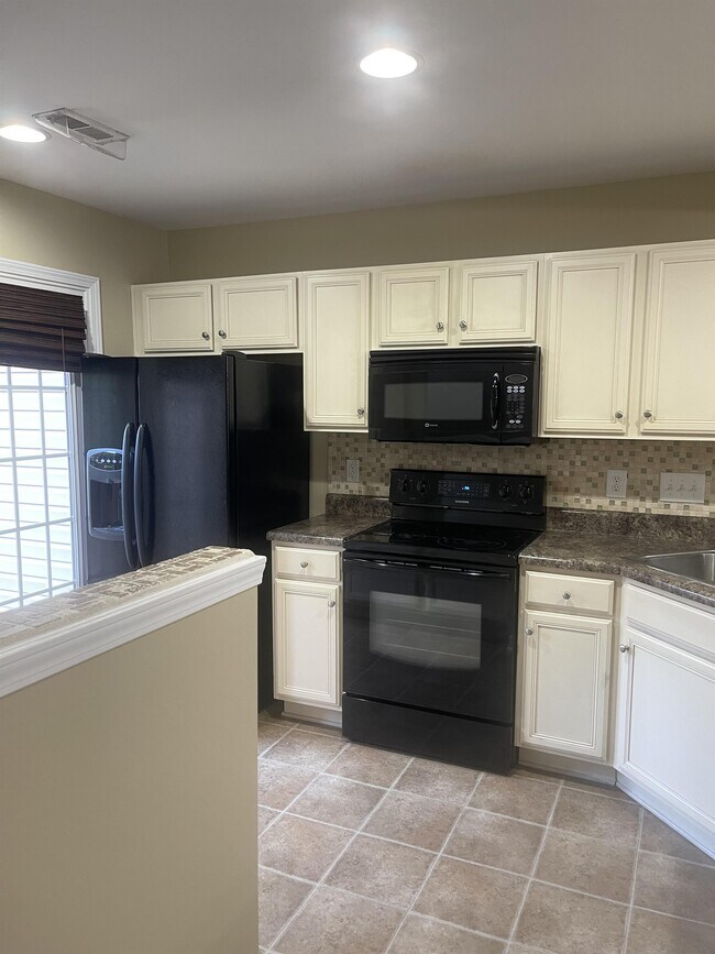 Building Photo - 216 Blue Robin Way