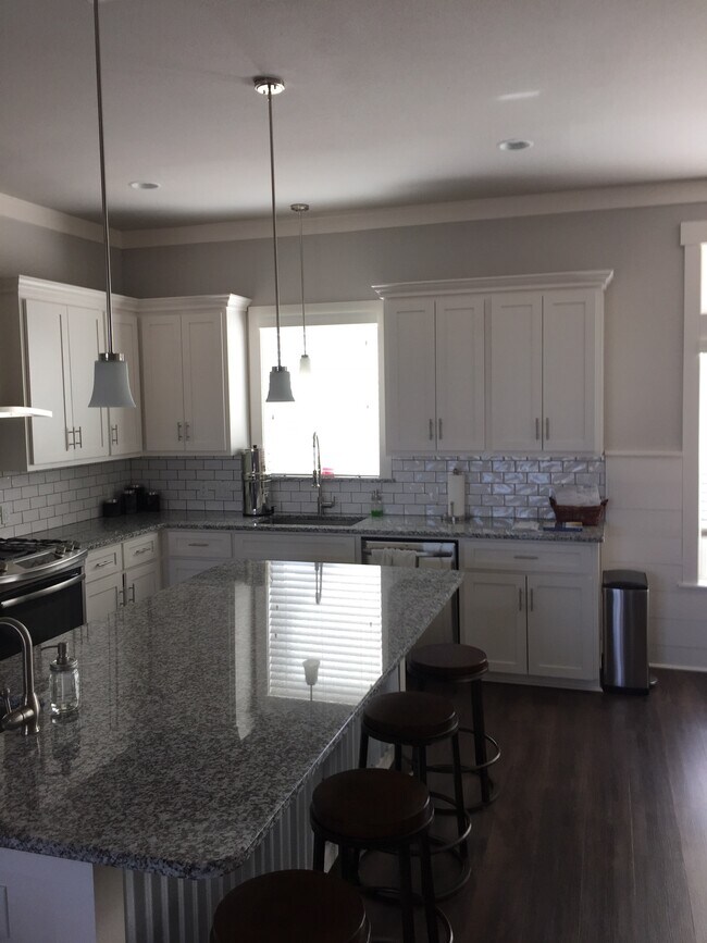 Building Photo - 14890 Granada Dr