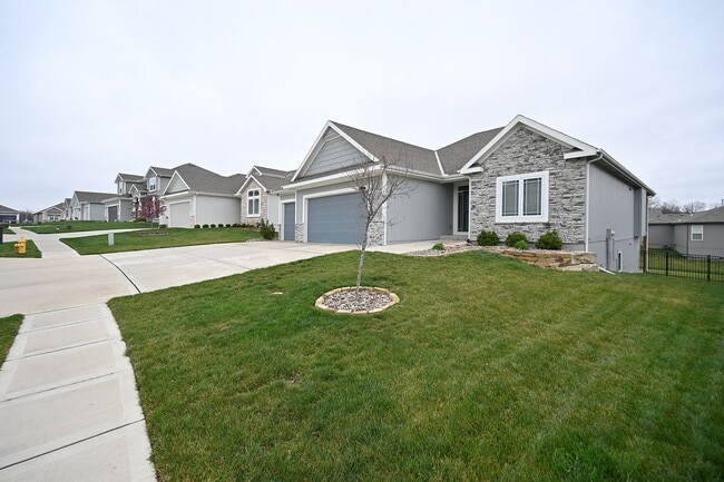 Building Photo - 7465 NW Douglas Ct