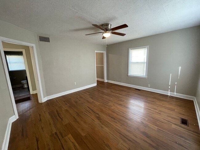 Foto del edificio - Knoxville 37917 - 2 bedroom, 1 bath home - Contact Lisa Vineyard and Shannon Russell (865) 216-9334