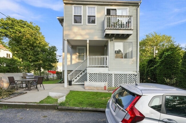 Building Photo - 99 Thorndike St