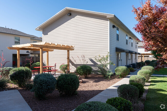 Picnic Area with Barbecue - Desert Sky Townhomes