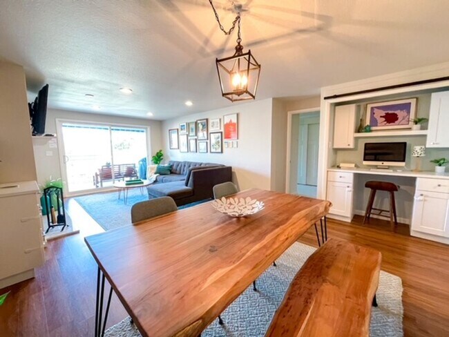 Building Photo - 2b/2ba Seattle House