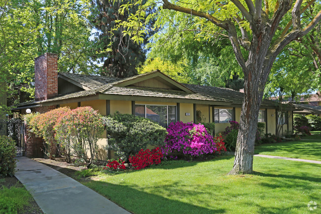 Frente del complejo - Sierra Gardens Apartments