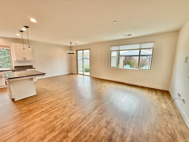 Foto del edificio - 3 Bedroom 2 Bathroom in SE Visalia!