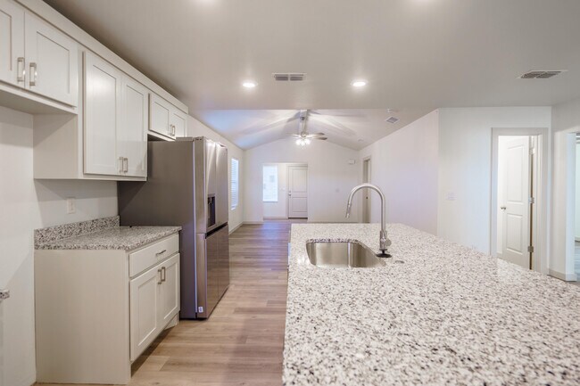 Building Photo - 320 E 76th St