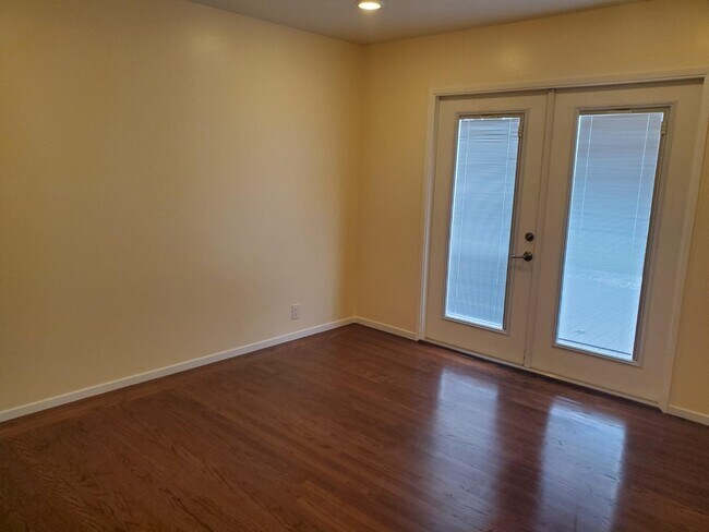 Building Photo - 1071 Sunnyside Dr