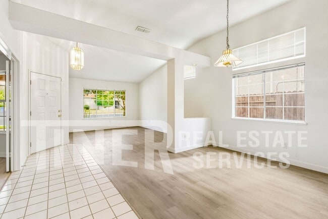 Foto del edificio - 8948 Warmsprings St