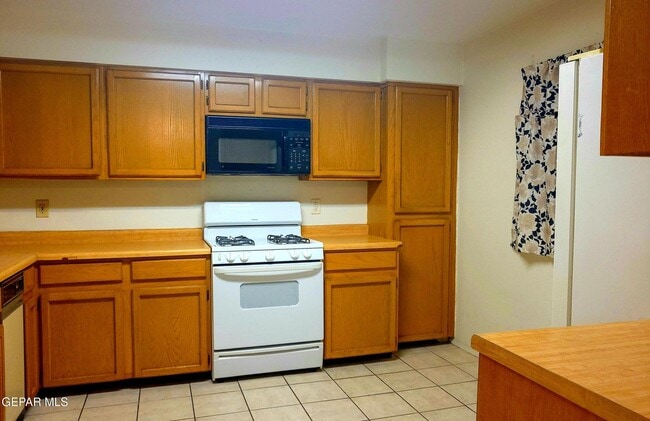 Building Photo - 10910 Highwood Way
