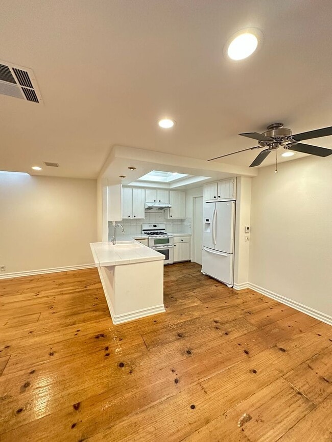 Foto del edificio - 3 Bedroom Irvine Home - Large Master Suite w/ Wood Floors - Beautiful!!!!!