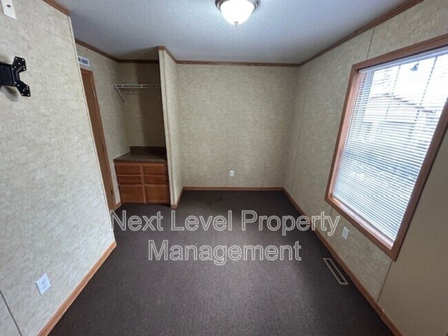 Building Photo - 111 S Cedar Dr