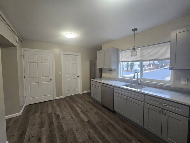 Foto del edificio - NEW LISTING: 1-Bed w/ Private Laundry & Parking