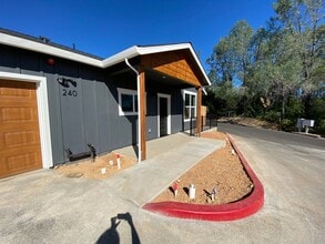 Building Photo - 240 Silver Bend Way