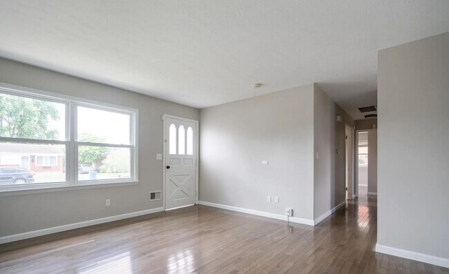 Foto del edificio - Welcome home to this updated bright and sp...