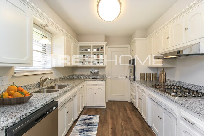 Building Photo - 11613 N Ross Ave