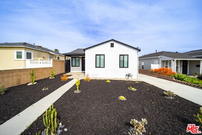 Building Photo - 1368 W Summerland Ave