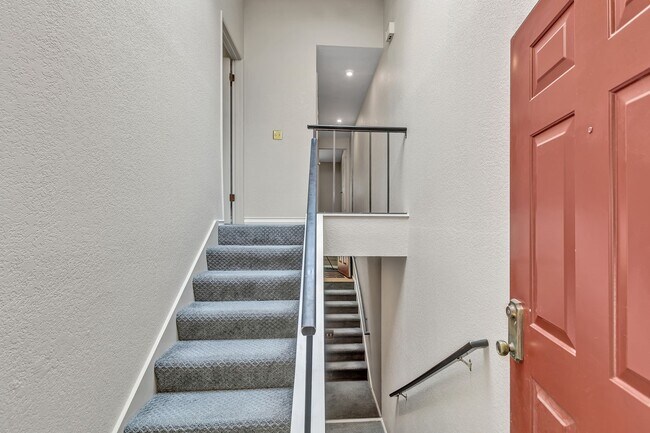 Building Photo - Sunwood Townhome Condo available for lease